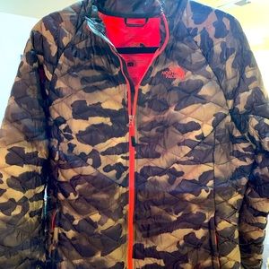 Women north face jacket. Size large